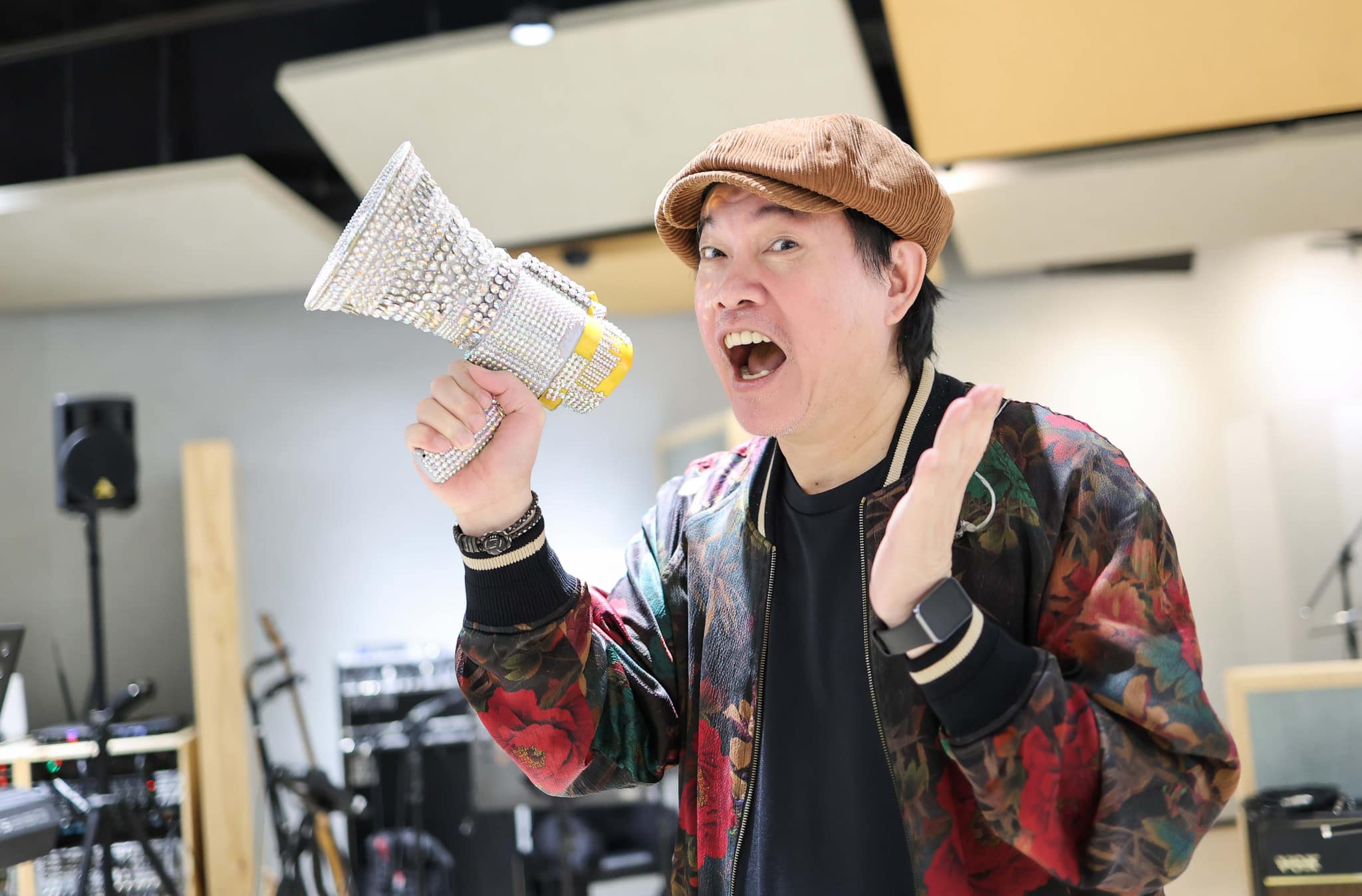 康康58歲生日驚喜！小18歲嫩妻攜兒女後台慶生 一家四口幸福畫面曝光