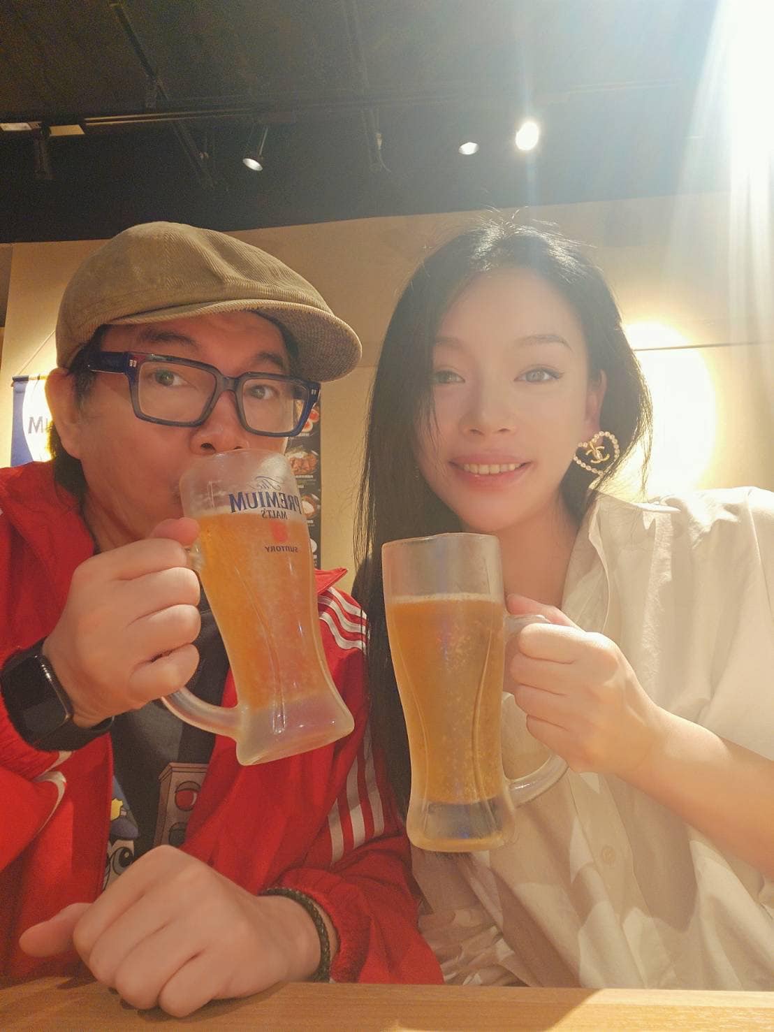 康康58歲生日驚喜！小18歲嫩妻攜兒女後台慶生 一家四口幸福畫面曝光