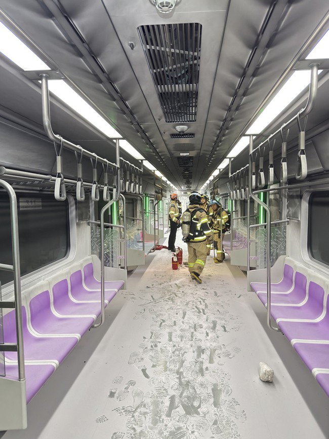 67歲男不爽被離婚「在地鐵車廂縱火」！瞬間「陷入一片火海」驚悚畫面曝光