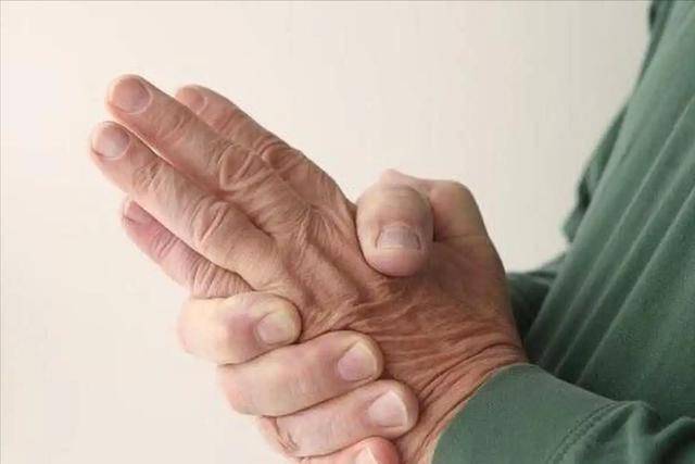 常被當成勞累、氣血不順!身體「這3處發麻」別不當回事 是腦梗「發出的最後警告」