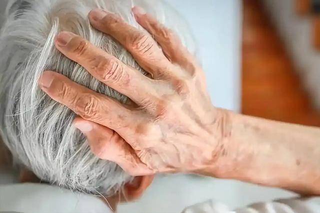 常被當成勞累、氣血不順!身體「這3處發麻」別不當回事 是腦梗「發出的最後警告」