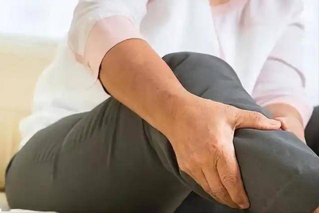 常被當成勞累、氣血不順!身體「這3處發麻」別不當回事 是腦梗「發出的最後警告」