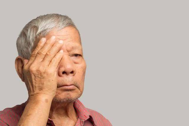 常被當成勞累、氣血不順!身體「這3處發麻」別不當回事 是腦梗「發出的最後警告」