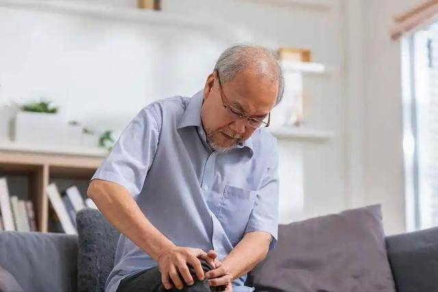 常被當成勞累、氣血不順!身體「這3處發麻」別不當回事 是腦梗「發出的最後警告」