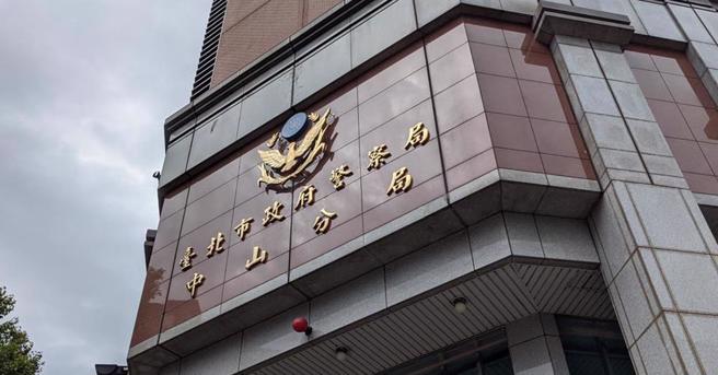 北市民宅飄惡臭！警破門驚見「哥坐沙發、弟倒地上」詭異雙亡　死因曝光了　　