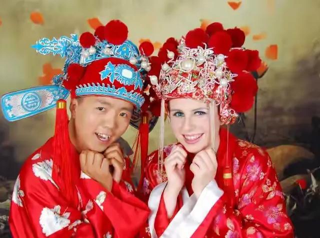 跨越年齡與國界的愛！退伍軍人與愛爾蘭女孩的浪漫故事，13年婚姻依舊甜蜜如初