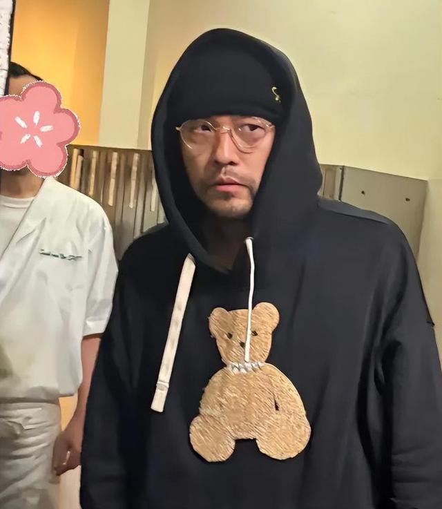 差點認不出！周杰倫「私下憔悴模樣曝光」眼袋好明顯　眼尖網友發現「病得更厲害了」全心疼