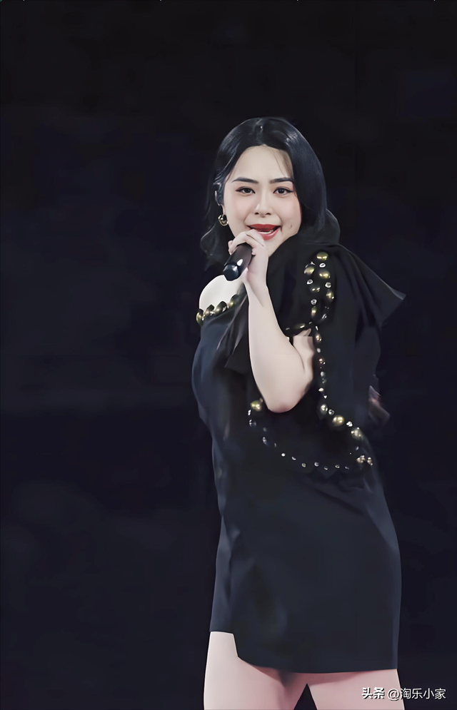 昔日女神走樣？44歲資深女星「黑裙長靴秀美腿」被酸發福　不糾結身材「一上台網全跪了」：胖得太美了