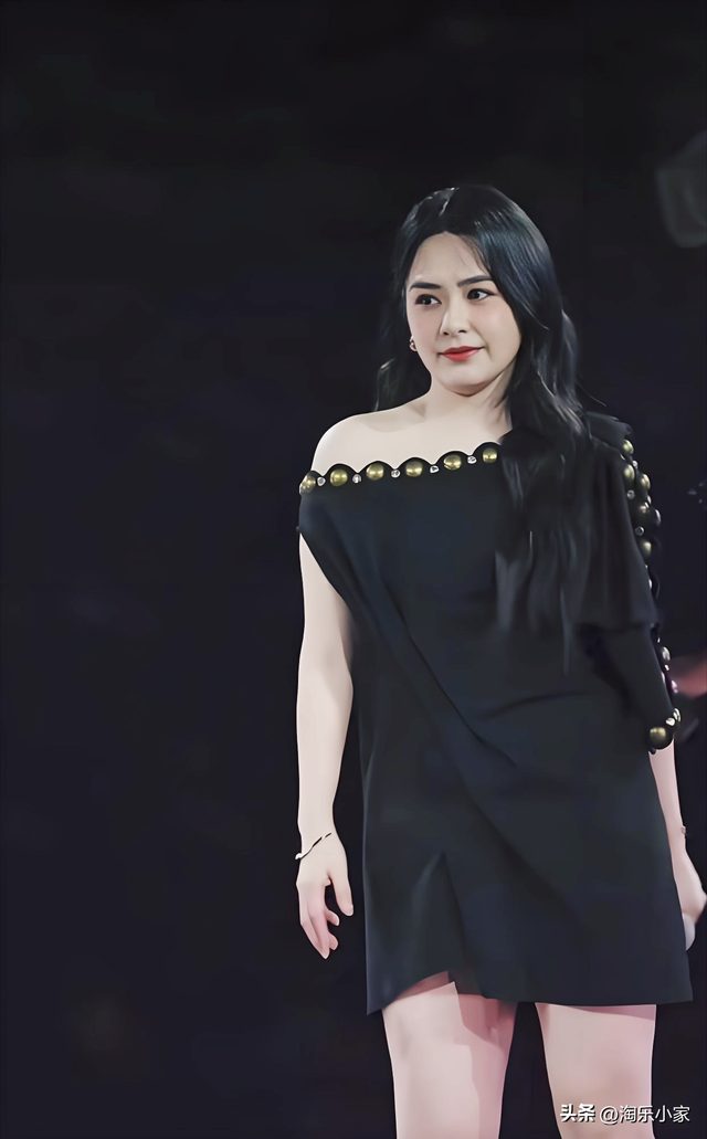 昔日女神走樣？44歲資深女星「黑裙長靴秀美腿」被酸發福　不糾結身材「一上台網全跪了」：胖得太美了
