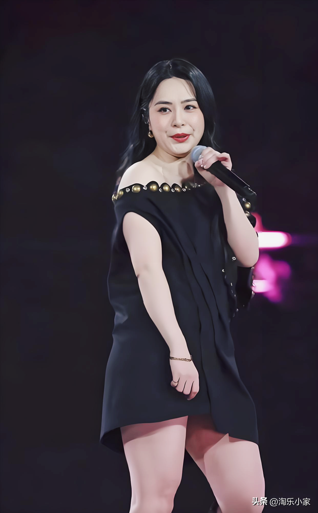 昔日女神走樣？44歲資深女星「黑裙長靴秀美腿」被酸發福　不糾結身材「一上台網全跪了」：胖得太美了