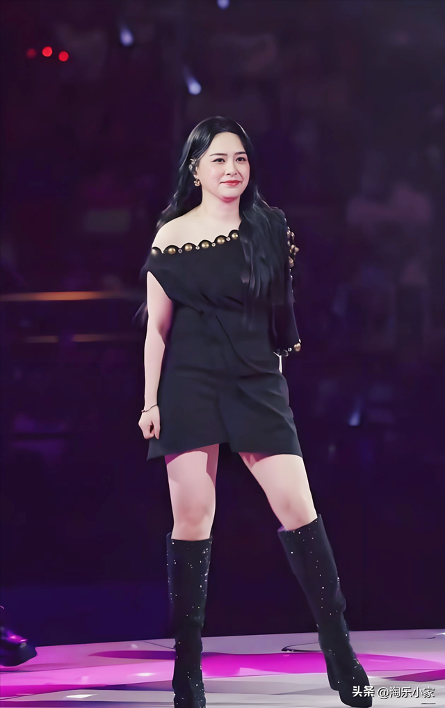 昔日女神走樣？44歲資深女星「黑裙長靴秀美腿」被酸發福　不糾結身材「一上台網全跪了」：胖得太美了