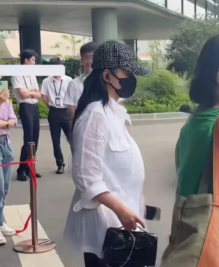 昔日女神走樣？44歲資深女星「黑裙長靴秀美腿」被酸發福　不糾結身材「一上台網全跪了」：胖得太美了