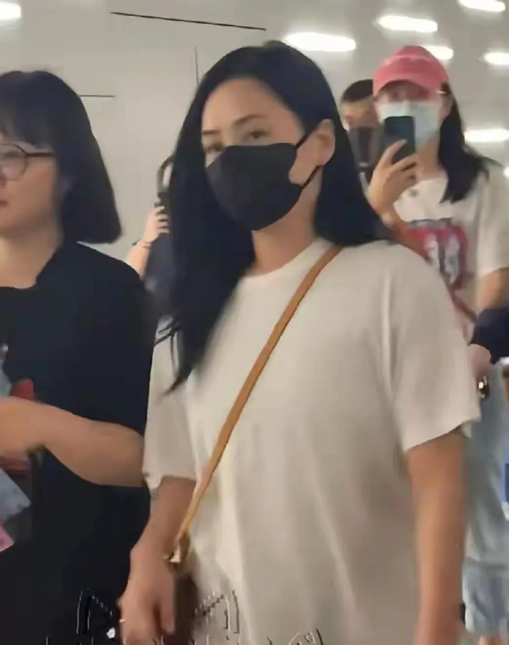 昔日女神走樣？44歲資深女星「黑裙長靴秀美腿」被酸發福　不糾結身材「一上台網全跪了」：胖得太美了