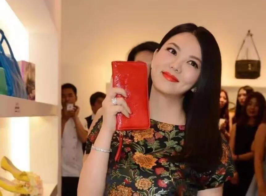 昔日女神走樣？44歲資深女星「黑裙長靴秀美腿」被酸發福　不糾結身材「一上台網全跪了」：胖得太美了