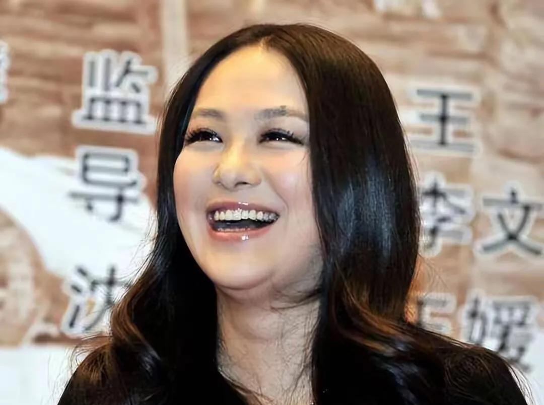 昔日女神走樣？44歲資深女星「黑裙長靴秀美腿」被酸發福　不糾結身材「一上台網全跪了」：胖得太美了