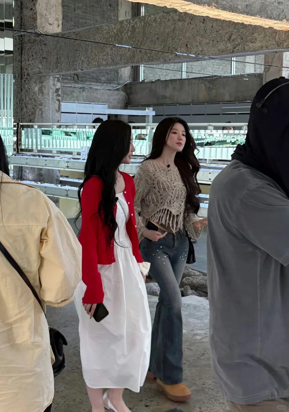 根本白雪公主！路上巧遇「白皙長腿美女」美到在發光　近看發現是「超大咖巨星」零濾鏡照瘋傳