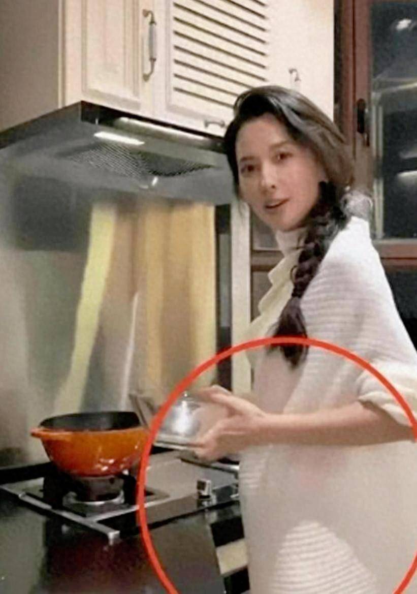 剛離婚就交新歡！53歲歌王「愛上小19歲單親女」挨批渣男　眼尖網友發現「女方身上不對勁」：出人命了