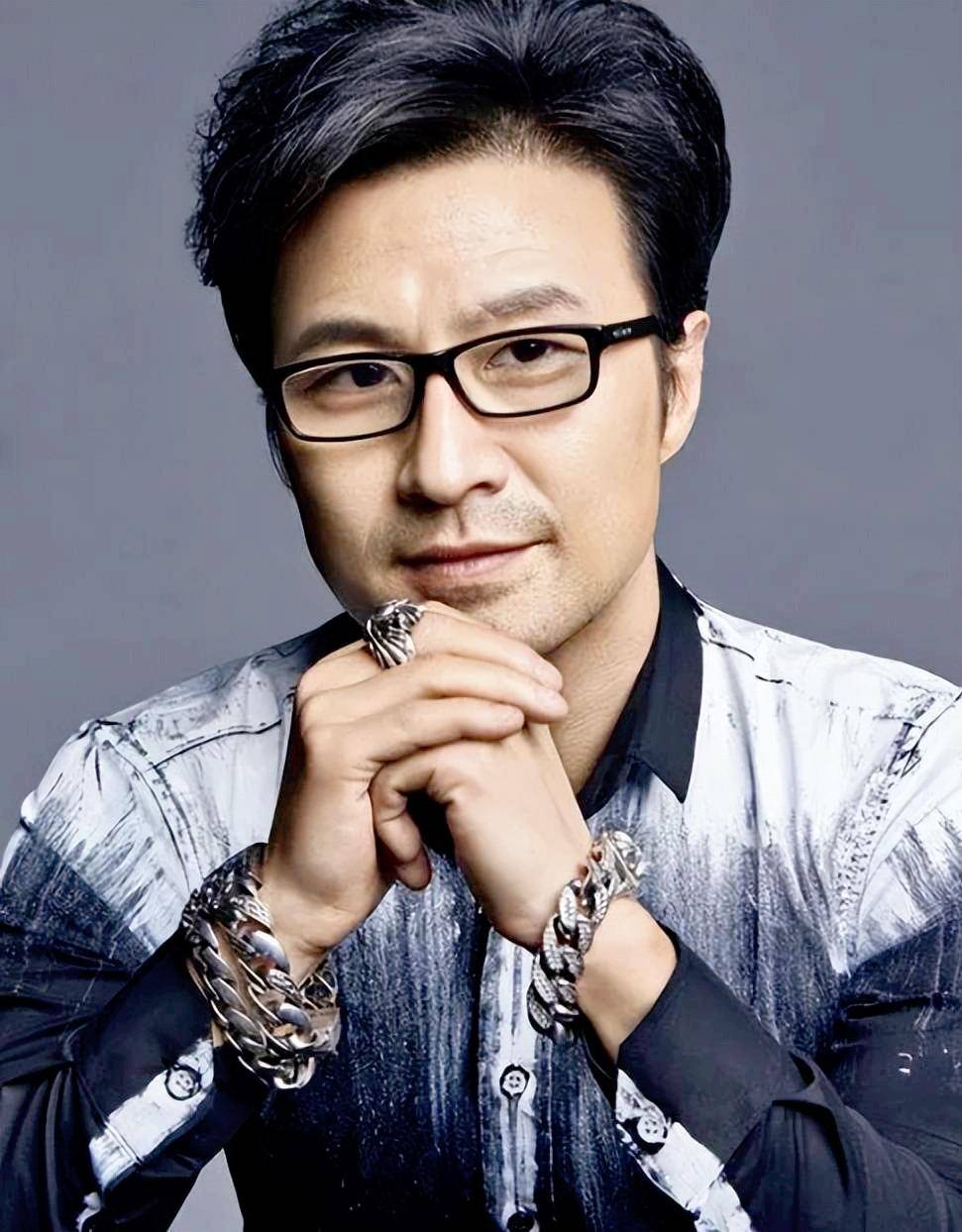剛離婚就交新歡！53歲歌王「愛上小19歲單親女」挨批渣男　眼尖網友發現「女方身上不對勁」：出人命了