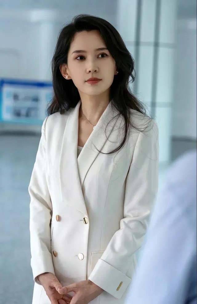 剛離婚就交新歡！53歲歌王「愛上小19歲單親女」挨批渣男　眼尖網友發現「女方身上不對勁」：出人命了
