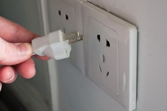 出門拔插頭省電？經濟部解答「關鍵要看這處」：拔錯也省不了電