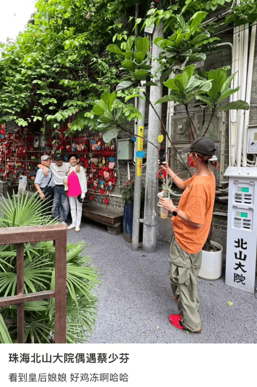 偶遇大咖夫妻檔！51歲女星「專注幫公婆拍照」瘦得青筋凸起　下秒「丈夫一舉動」展現17年婚仍恩愛