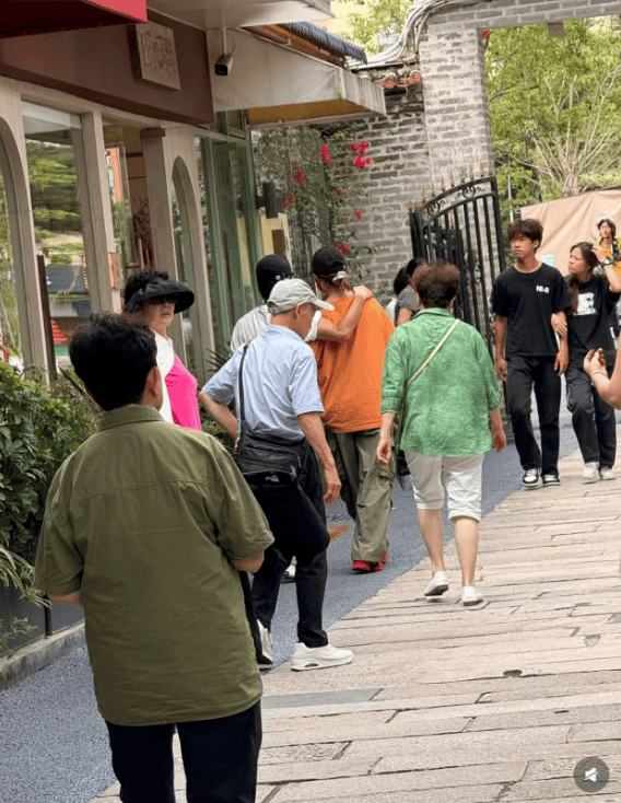 偶遇大咖夫妻檔！51歲女星「專注幫公婆拍照」瘦得青筋凸起　下秒「丈夫一舉動」展現17年婚仍恩愛
