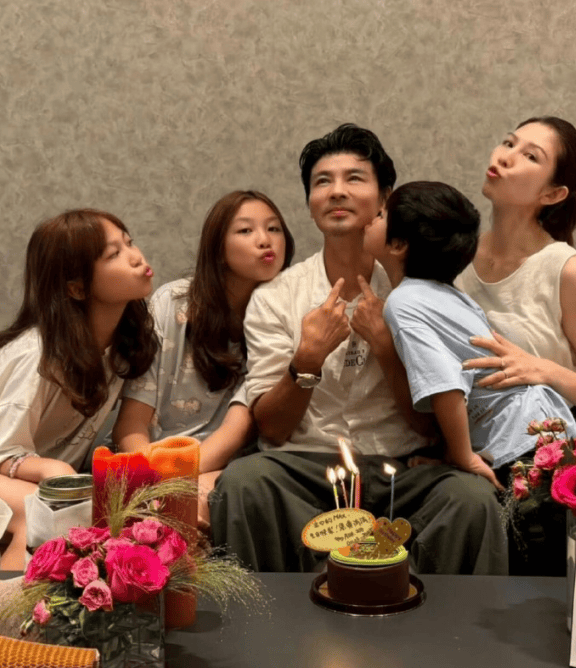 偶遇大咖夫妻檔！51歲女星「專注幫公婆拍照」瘦得青筋凸起　下秒「丈夫一舉動」展現17年婚仍恩愛