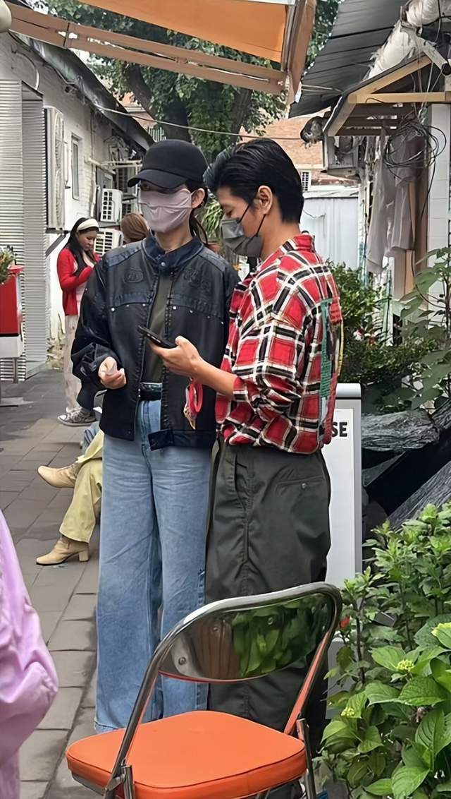 偶遇大咖夫妻檔！51歲女星「專注幫公婆拍照」瘦得青筋凸起　下秒「丈夫一舉動」展現17年婚仍恩愛