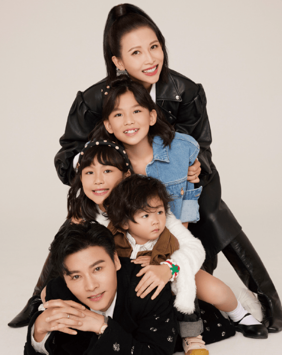 偶遇大咖夫妻檔！51歲女星「專注幫公婆拍照」瘦得青筋凸起　下秒「丈夫一舉動」展現17年婚仍恩愛
