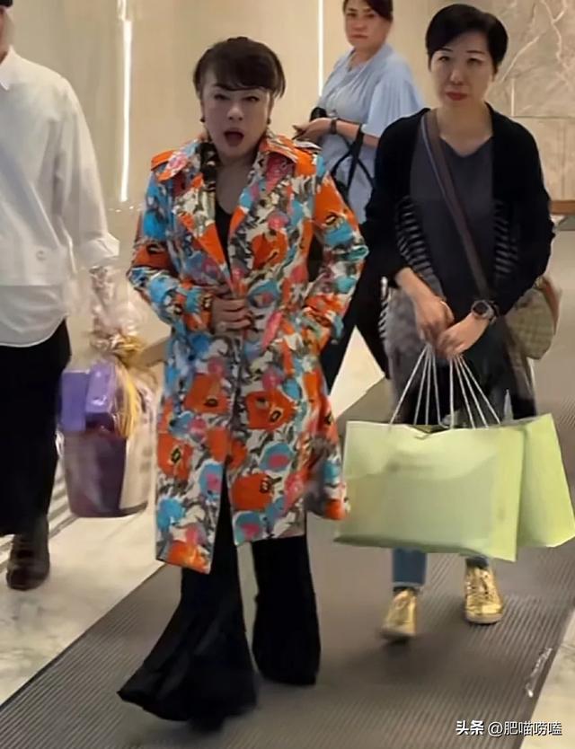 75歲歌后亮相！臉色紅潤「頭髮烏黑茂盛」不像老年人　穿衣風格「輕鬆駕馭花俏風衣」：氣質仍優雅