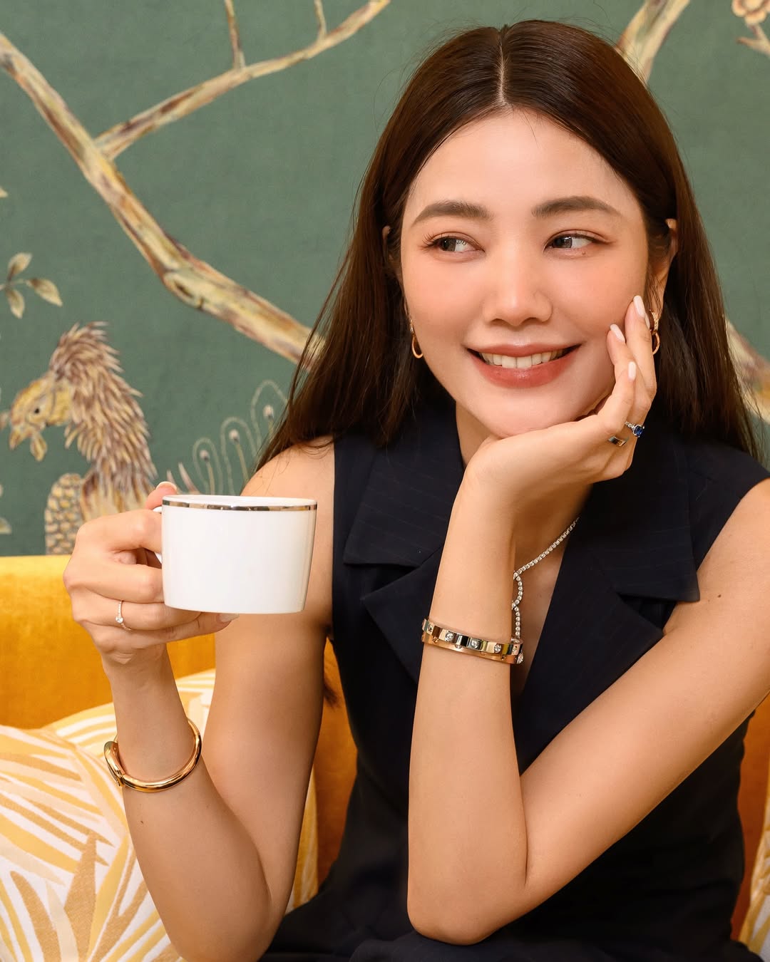 妹妹是知名女星！49歲凍齡姊姊「絕佳美貌紅到國外」　一往下「超性感小蠻腰」太犯規