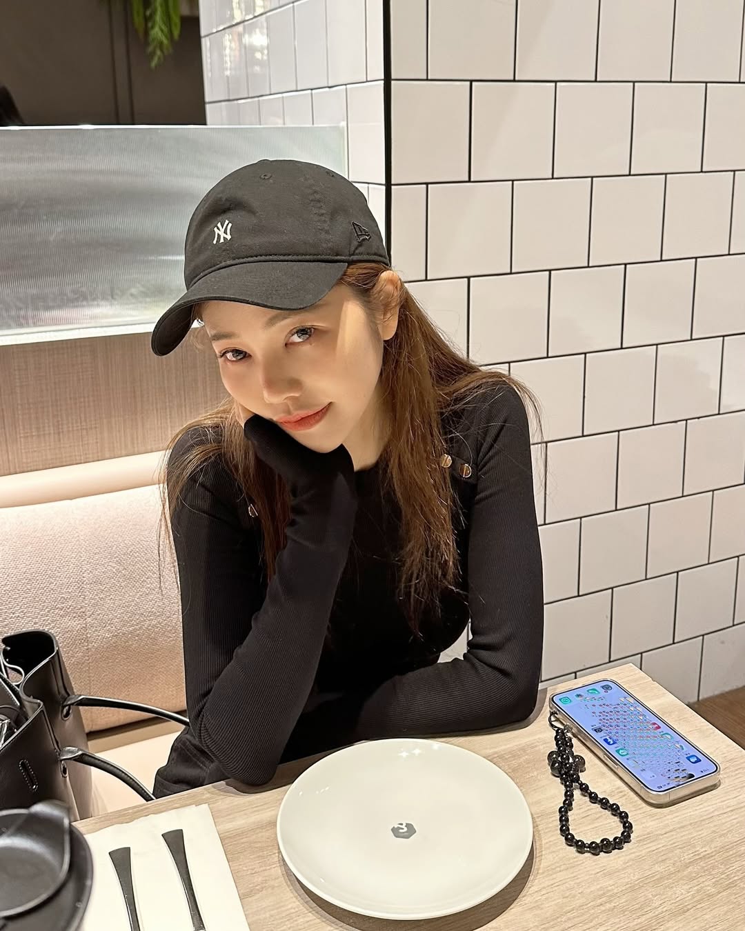 妹妹是知名女星！49歲凍齡姊姊「絕佳美貌紅到國外」　一往下「超性感小蠻腰」太犯規