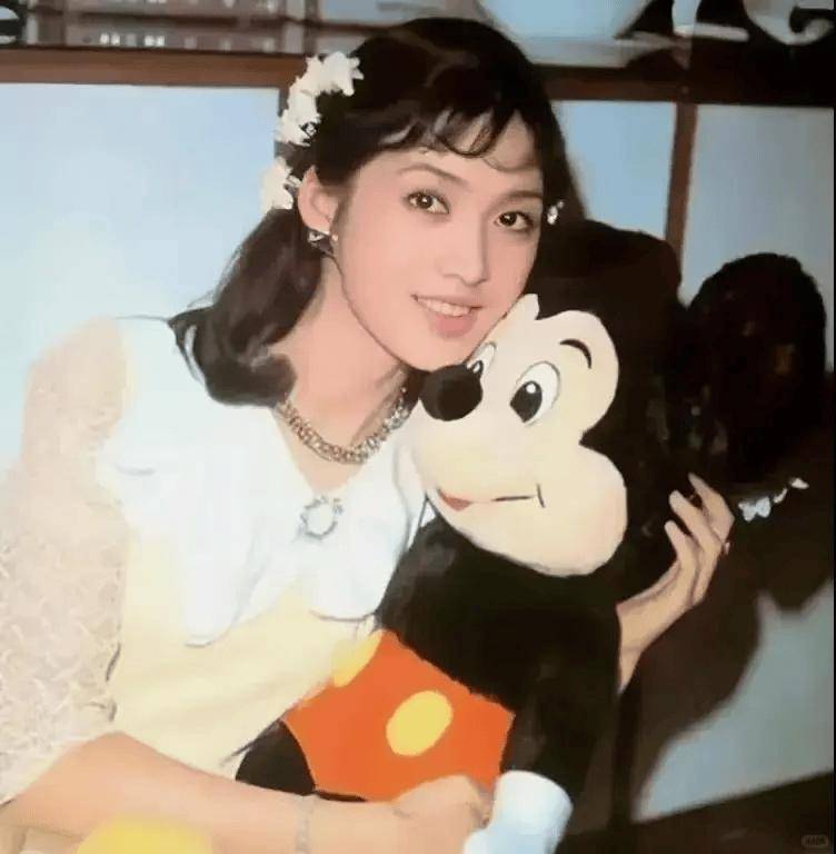 一生只演一部戲！她大紅後「宣布退出」轉戰商界　66歲「身價過億」善舉曝光：捐了上百所小學