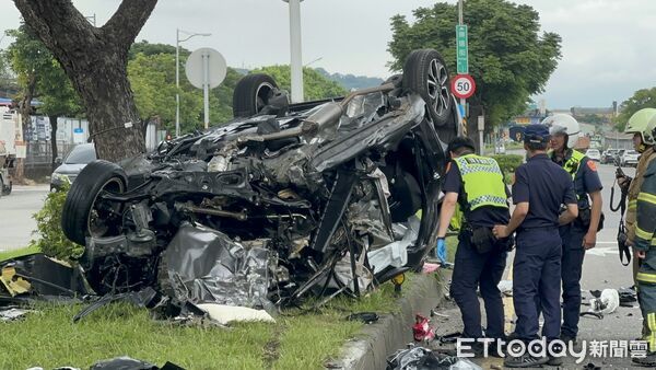 北市重大車禍！母子駕車「突然飛出翻覆」雙雙昏迷　送醫「搶救1小時不治」