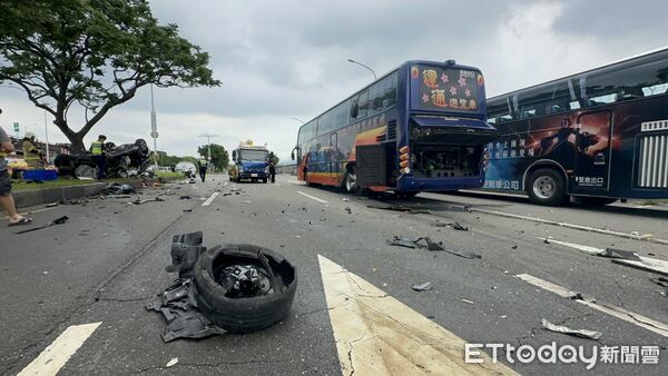 北市重大車禍！母子駕車「突然飛出翻覆」雙雙昏迷　送醫「搶救1小時不治」