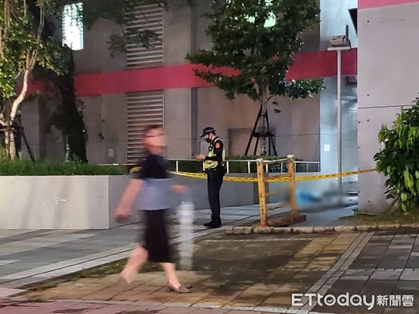 快訊／北市光華商場「驚傳35歲男墜6樓」當場身亡　警方曝身份：「手機被鎖起來了...」