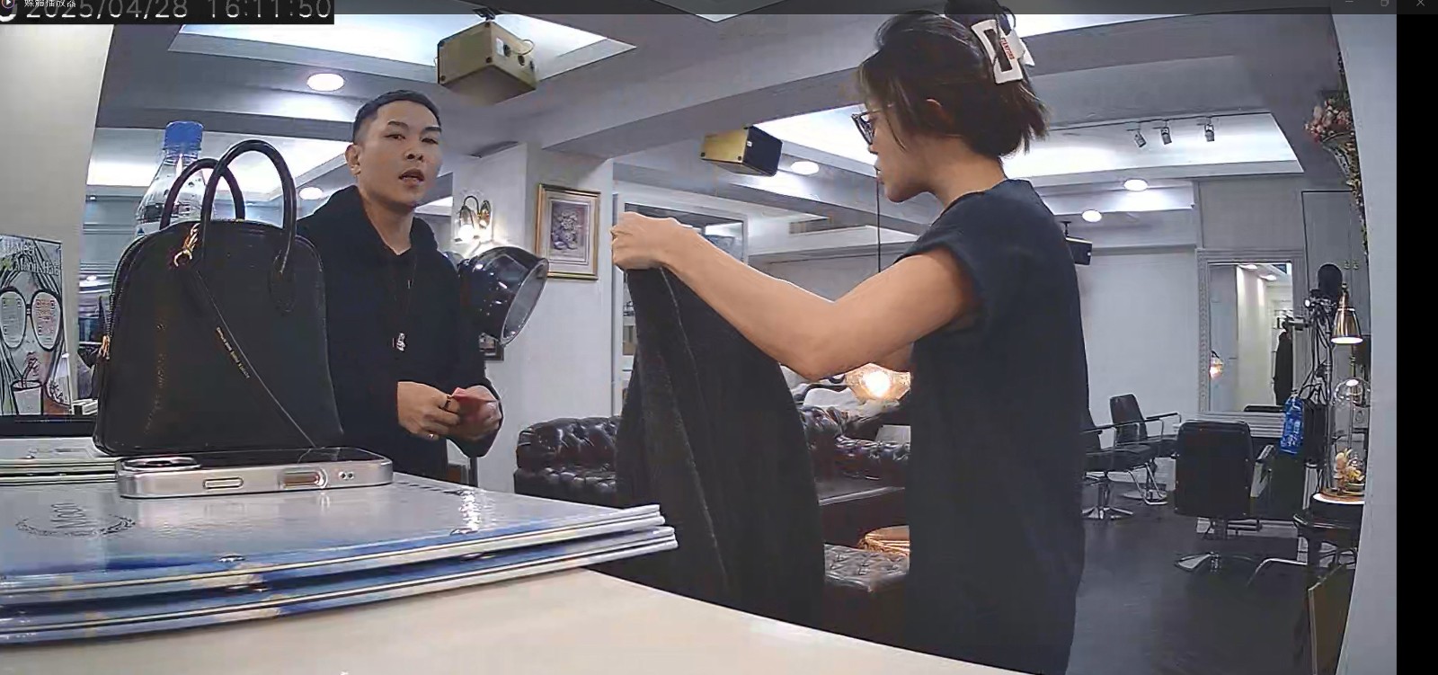 失控飆罵髮廊！台灣女星「對店員猛噴他X的」畫面全被拍　事發經過曝光「常客男星發聲了」