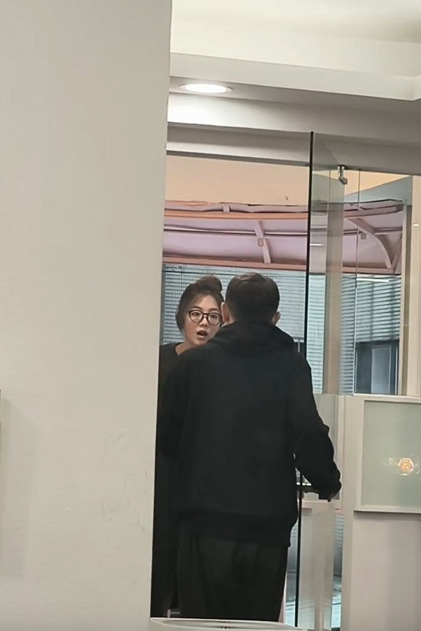 失控飆罵髮廊！台灣女星「對店員猛噴他X的」畫面全被拍　事發經過曝光「常客男星發聲了」