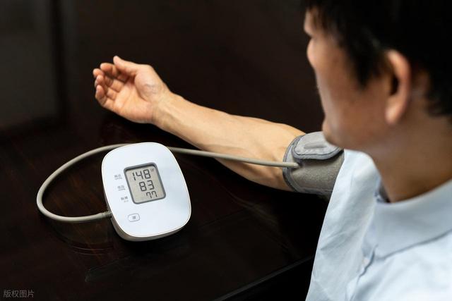 脖子上的這道紋，是高血壓、心梗的信號！教你一招「毛巾妙用」或護身