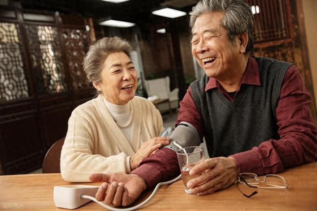 脖子上的這道紋，是高血壓、心梗的信號！教你一招「毛巾妙用」或護身