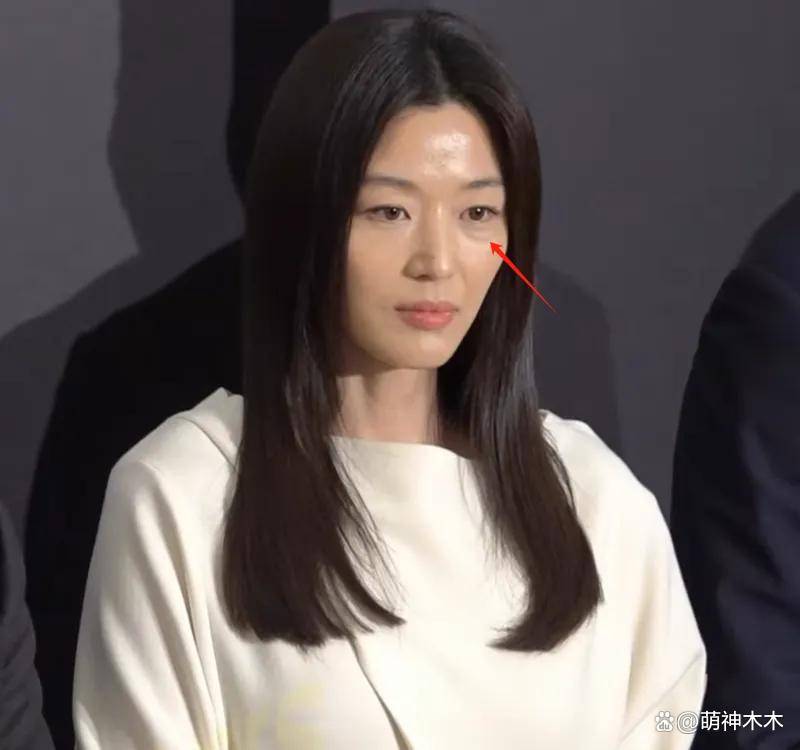 嫁百億丈夫！43歲天后罕露面「近照超憔悴」　「明顯眼袋、氣色蠟黃」女神也難抵歲月