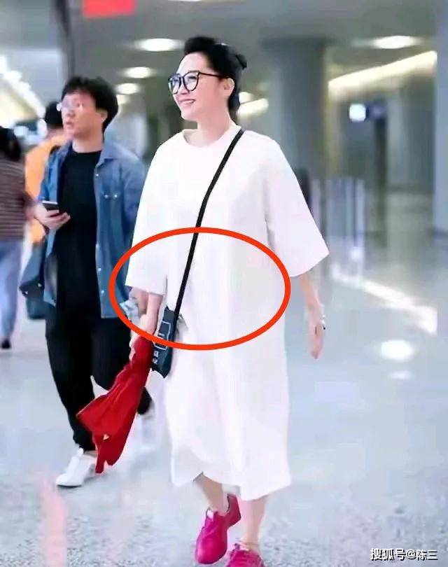 富商為她出軌離婚！56歲女星「身材嚴重走樣」被捕獲　「腹部贅肉炸出」瀟灑自在