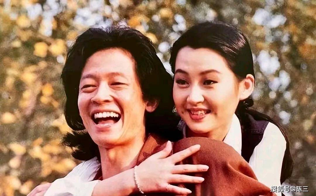 富商為她出軌離婚！56歲女星「身材嚴重走樣」被捕獲　「腹部贅肉炸出」瀟灑自在