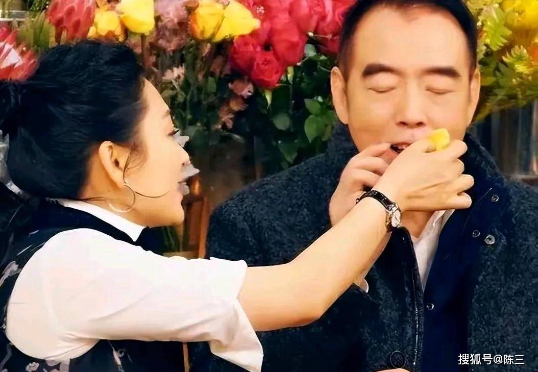 富商為她出軌離婚！56歲女星「身材嚴重走樣」被捕獲　「腹部贅肉炸出」瀟灑自在