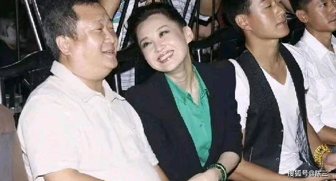 富商為她出軌離婚！56歲女星「身材嚴重走樣」被捕獲　「腹部贅肉炸出」瀟灑自在