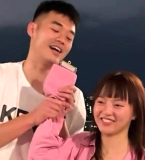 羽球金牌王齊麟與啦啦隊女神陳詩媛甜蜜完婚！愛情與事業雙豐收，網友狂賀：幸福滿滿！