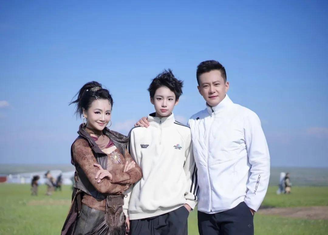 上節目拚命自爆罹癌！51歲資深女星「兒子探班」樂開懷　14歲「美得像女孩」：再曬一家三口合照