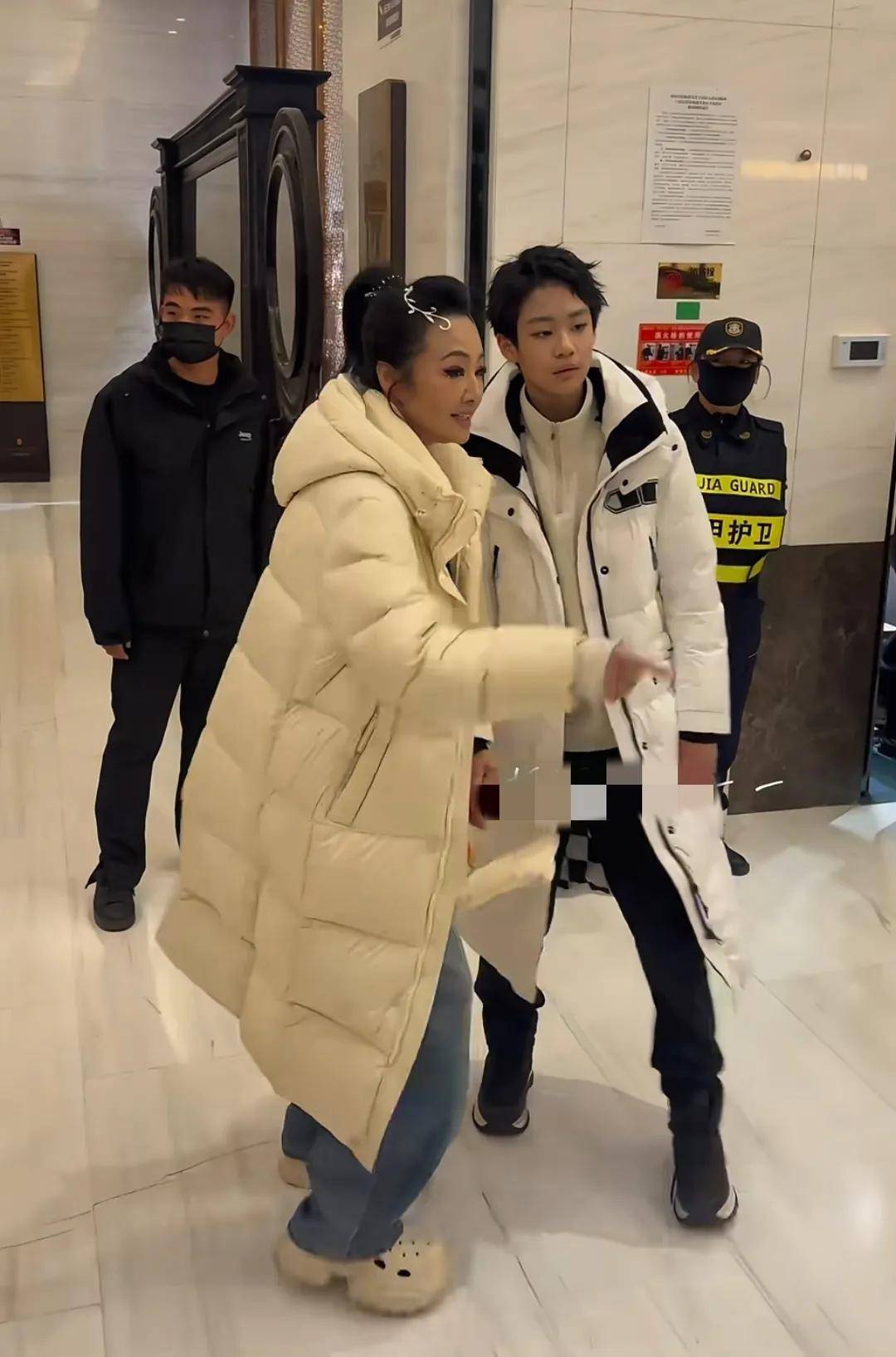 上節目拚命自爆罹癌！51歲資深女星「兒子探班」樂開懷　14歲「美得像女孩」：再曬一家三口合照