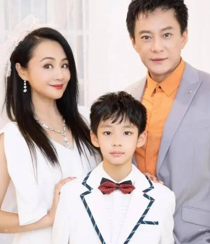 上節目拚命自爆罹癌！51歲資深女星「兒子探班」樂開懷　14歲「美得像女孩」：再曬一家三口合照