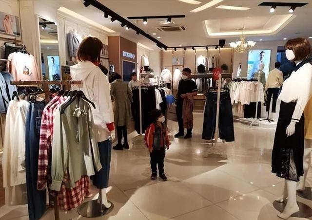 央視曝光「毒衣服」:致癌物超標27倍會改變DNA,可還有很多人買_